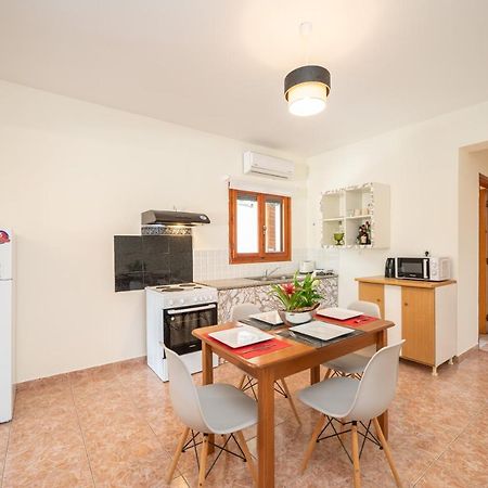 Afroditi Holiday Home - Yellow Apartment Свороната Экстерьер фото