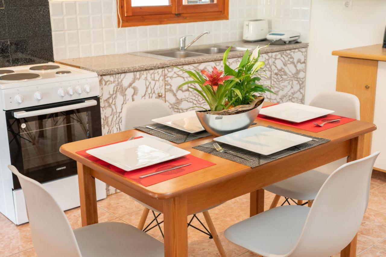 Afroditi Holiday Home - Yellow Apartment Свороната Экстерьер фото