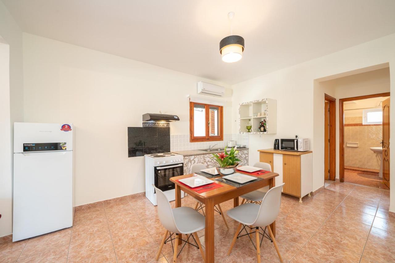 Afroditi Holiday Home - Yellow Apartment Свороната Экстерьер фото