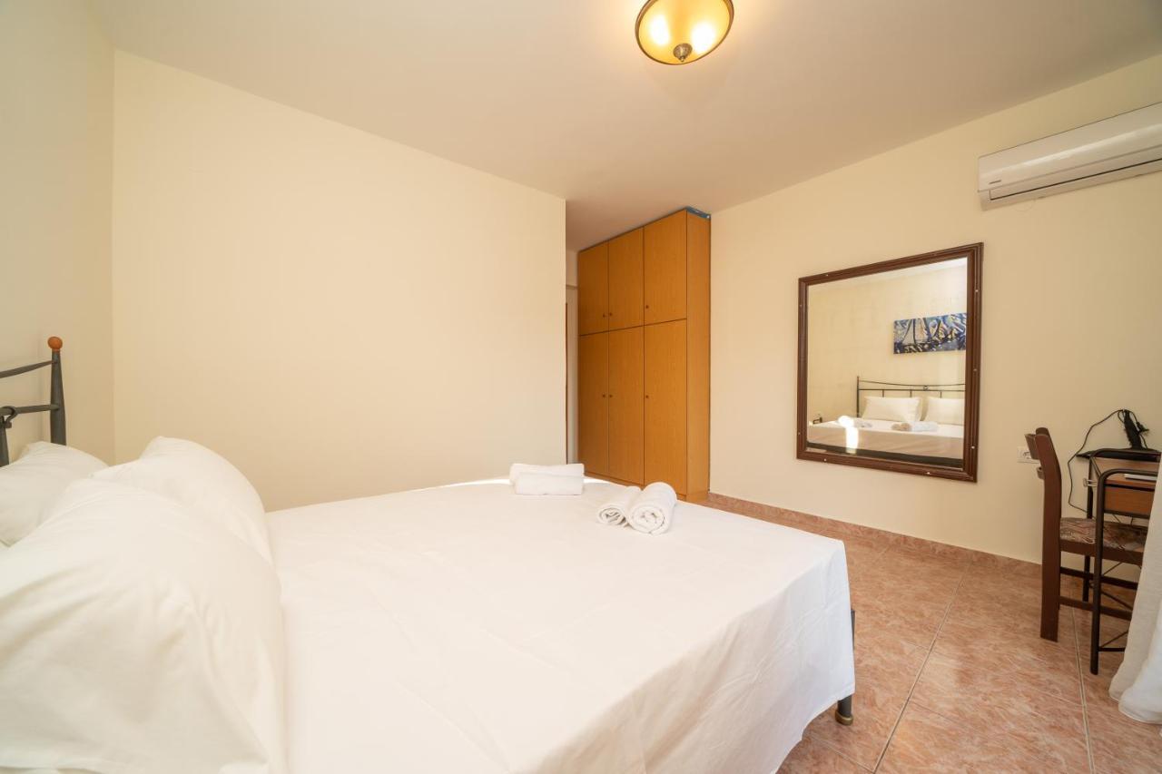 Afroditi Holiday Home - Yellow Apartment Свороната Экстерьер фото