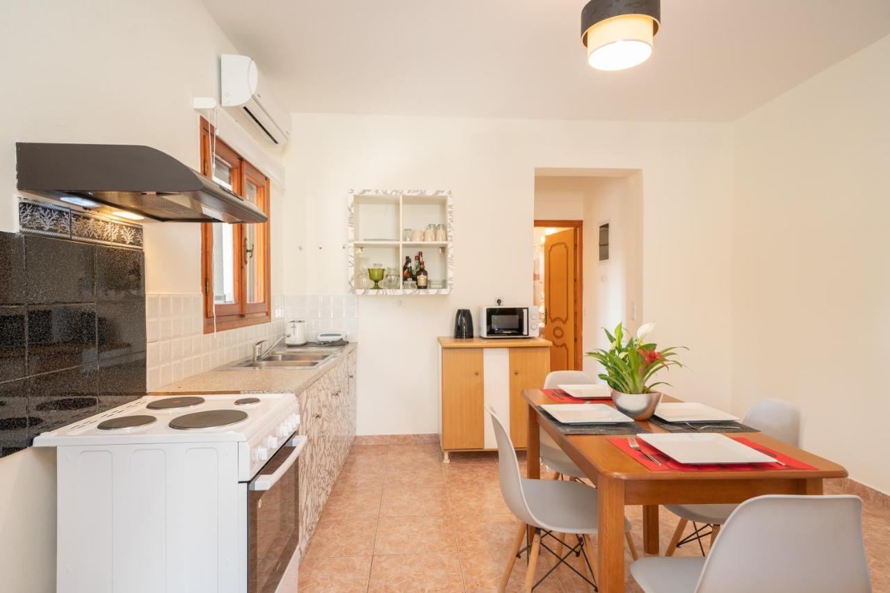 Afroditi Holiday Home - Yellow Apartment Свороната Экстерьер фото