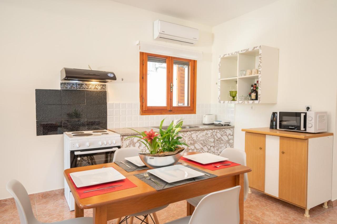 Afroditi Holiday Home - Yellow Apartment Свороната Экстерьер фото